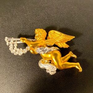 Smithsonian Institution gold and silver tone Cupid Cherub Brooch Pin SI Angel